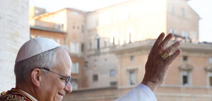 Affiches dans différents langues pour le bienvenue du pape