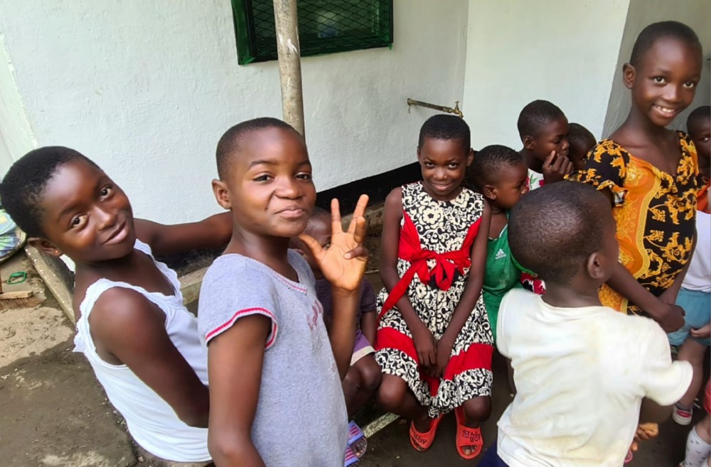 Glimlachende kinderen in Centre Bahkita in Kameroen