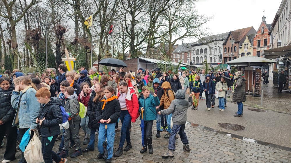 De processie slingert zich rond heel het Albertusplein